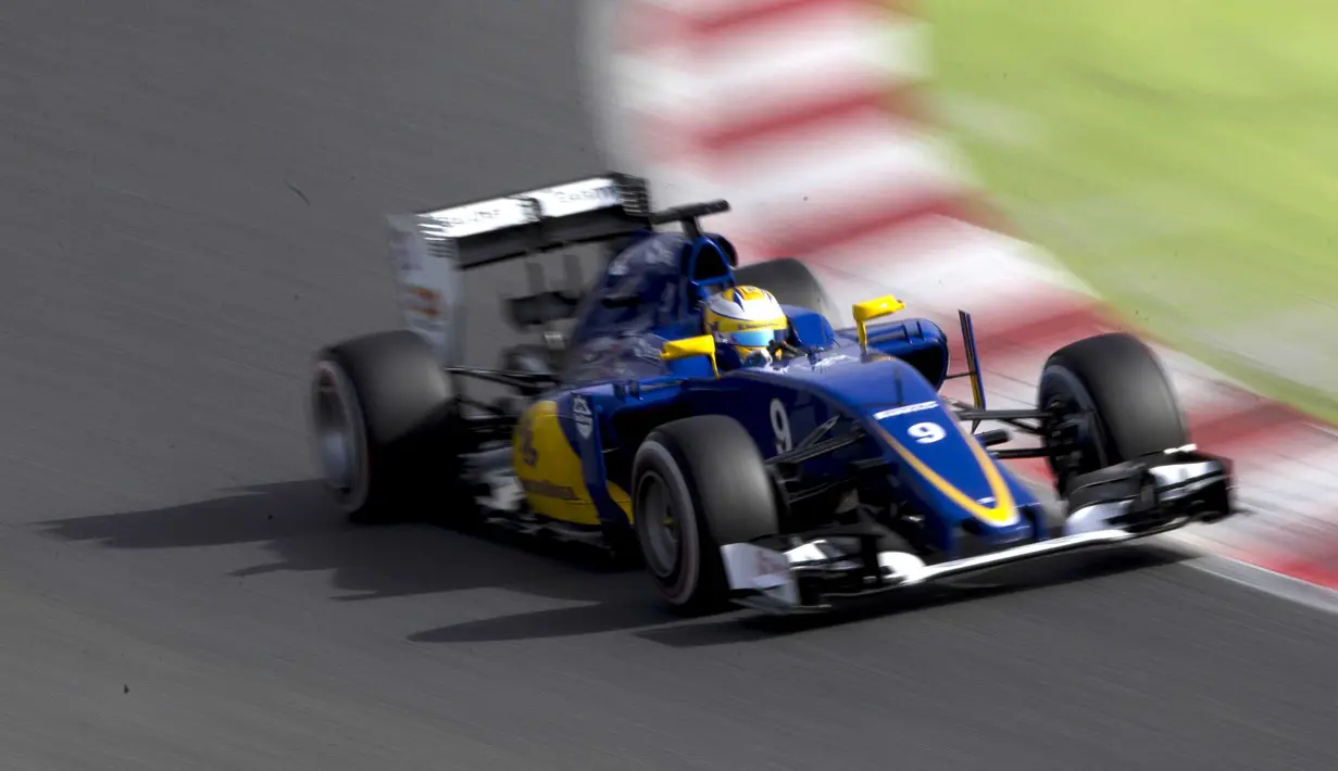 Pebalap Swedia dari Sauber team, Marcus Ericsson, mencapai garis finish dengan catatan waktu 1m27.555s pada test pre-season di  Sirkuit Catalunya, Montmelo, Barcelona, Senin (22/2/2016) malam WIB.  (EPA/Alejandro Garcia)
