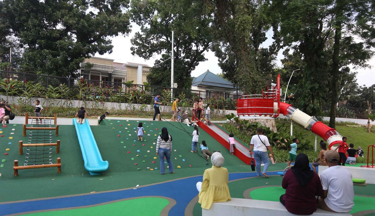 Keberadaan taman ini merupakan upaya peningkatan ruang terbuka hijau di Jakarta. Diketahui, saat ini, luas ruang terbuka hijau di Jakarta baru mencapai sekitar 5,31 persen dari total wilayah. Tampak dalam foto, warga menikmati suasana serta fasilitas di Taman Bendera Pusaka, Kebayoran Baru, Jakarta, Rabu (1/4/2026). (merdeka.com/Arie Basuki)