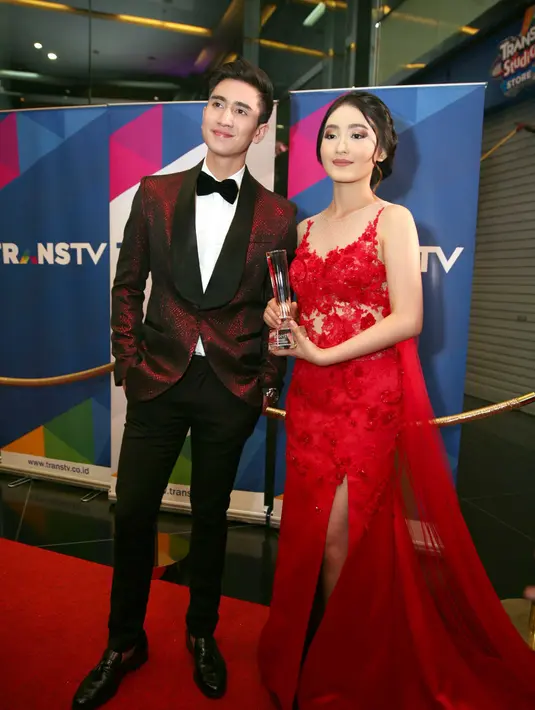 "Yang pasti saya peduli dengan Wilona," jawab Verrell yang tampil dengan setelan tuxedo serta dasi kupu-kupu hitamnya, sedangkan Natasha begitu anggun dengan lon dress berwarna merahnya. (Nurwahyunan/Bintang.com)