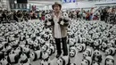 Seniman Prancis Paulo Grangeon berdiri di antara 1600 panda yang terbuat dari bubur kertas di Bandara Internasional Hong Kong, Senin (9/6/14). (AFP PHOTO/Philippe Lopez)