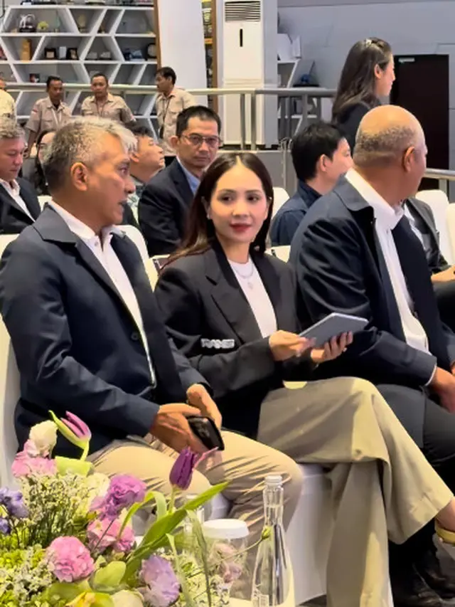Office Look Nagita Slavina saat IPO RANS, Tampil Kasual Elegan dengan Sentuhan Quiet Luxury
