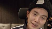 Suga BTS dengan kepala tertutup beanie atau kupluk dengan rambut yang terlihat lebih pendek. (Foto: Weverse)
