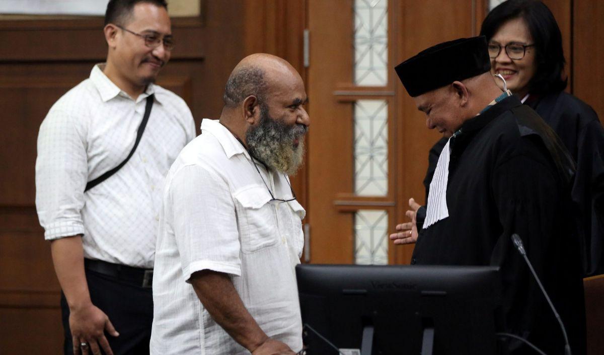 "Baik ke saksi Sherly Susan ya, ini saudara cepat sekali berubah, tadi awalnya bilang tidak ingat pernah transfer atau tidak ada pernah meminta Rp1 miliar kepada Budi Sultan untuk ditransfer ke saudara Lukas Enembe, ya? Awalnya tadi tidak ingatkan, namun,
