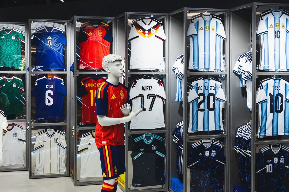 Koleksi jersey peserta Piala Dunia 2026 buatan Adidas dipamerkan di Jakarta