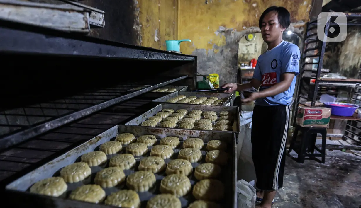 Pekerja UMKM melakukan pembuatan kue di Tanah Kusir, Jakarta, Rabu (13/1/2021). Untuk bidang UMKM dan pembiayaan korporasi dialokasikan Rp63,84 triliun dengan fokus pada subsidi bunga KUR reguler. (Liputan6.com/Johan Tallo)