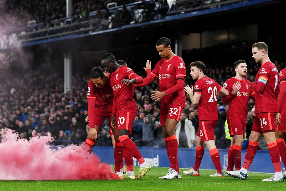 Foto: Liverpool Hancurkan Everton, Lemparan Botol Hingga Smoke Bomb Hiasi Derby Merseyside di Liga Inggris