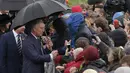 Pangeran Charles menyapa warga Selandia Baru yang hadir di National War Memorial in Wellington, Selandia Baru, (4/11/2015).  Pangeran Charles dan istri kedua Camilla memulai kunjungannya di Australia dan Selandia baru. (REUTERS/Anthony Phelps)