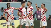 Selebrasi pemain Kroasia usai Andrej Kramaric (kanan) menjebol gawang Kanada dalam pertandingan grup F Piala Dunia 2022 yang berlangsung di Khalifa International Stadium, Qatar, Senin (27/11/2022). (AP Photo/Aijaz Rahi)