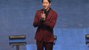 Di kesempatan lain, Song Joong Ki mengganti jas abu-abunya dengan warna merah