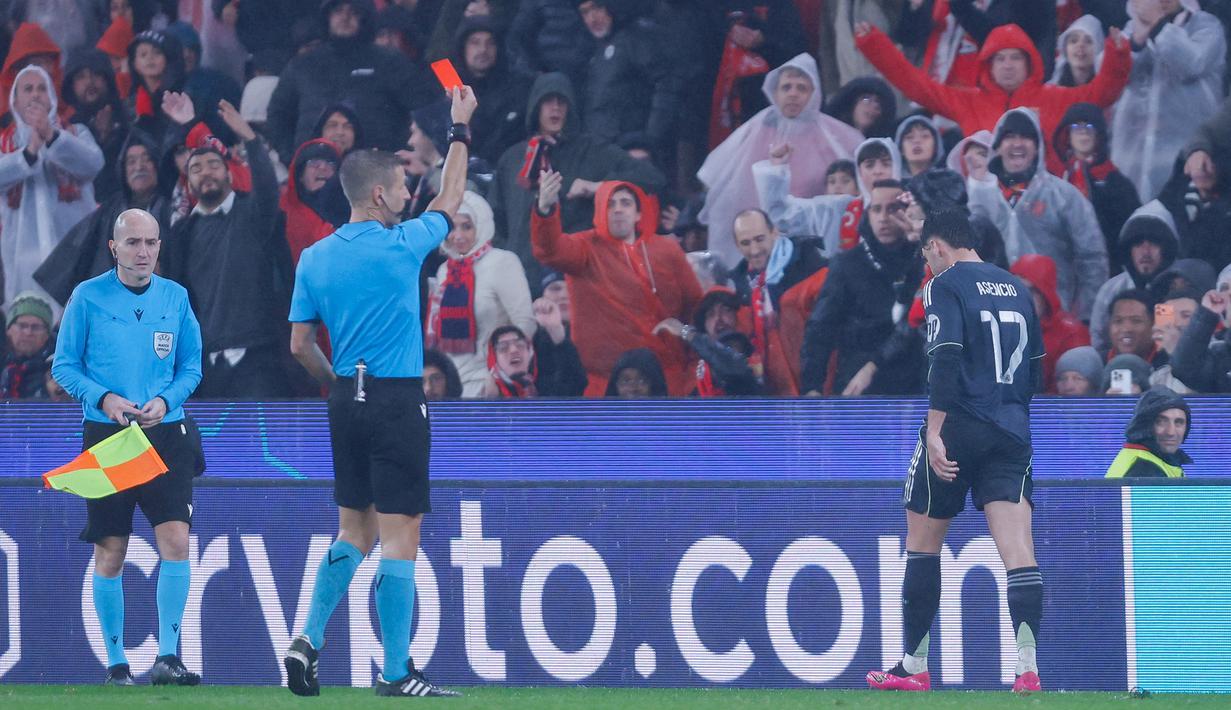 Andreas Schjelderup mencuri perhatian dengan dua gol, ditambah penalti Vangelis Pavlidis, sebelum laga ditutup gol sensasional kiper Anatoliy Trubin di menit akhir. Pertandingan juga diwarnai dua kartu merah untuk Raul Asencio dan Rodrygo. (AFP/FILIPE AMORIM)