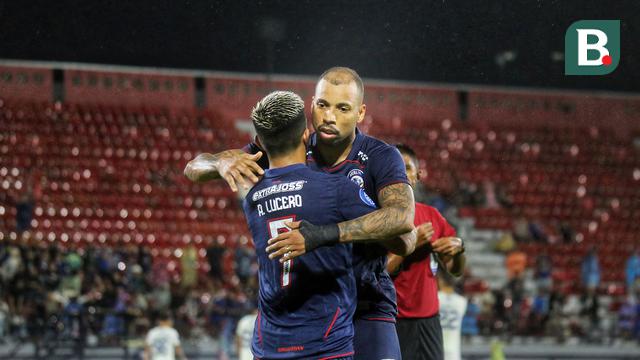 Foto: Aksi Pemain Arema FC Vs Persib Bandung di Pekan Kedua BRI Liga 1 2023 / 2024