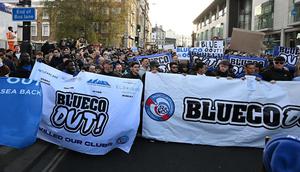 Sekelompok fans Chelsea melakukan protes kepada manajemen klub. (AFP/Glyn KIRK)