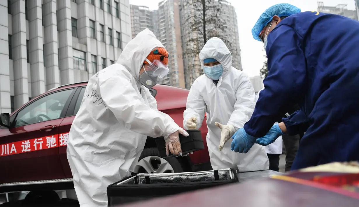 Liu (kiri) mengantar makanan untuk para petugas medis di sebuah rumah sakit di Wuhan, Provinsi Hubei, China, Rabu (26/2/2020). Liu bertekad akan bertahan hingga wabah virus corona COVID-19 berakhir. (Xinhua/Cheng Min)