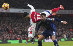 Pemain Arsenal, Gabriel Martinelli (atas) berduel udara dengan pemain Manchester United, Bruno Fernandes pada laga lanjutan Liga Inggris 2024/2025 di Emirates Stadium, London, Inggris, Kamis (05/12/2024) WIB. (AP Photo/Kirsty Wigglesworth)