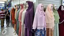 Sejumlah busana muslim dipajang di Pasar Tanah Abang, Jakarta, Kamis (2/7/2015). Memasuki pertengahan Ramadan pedagang mengaku penjualan baju muslim meningkat dari bulan-bulan sebelumnya. (Liputan6.com/Yoppy Renato)