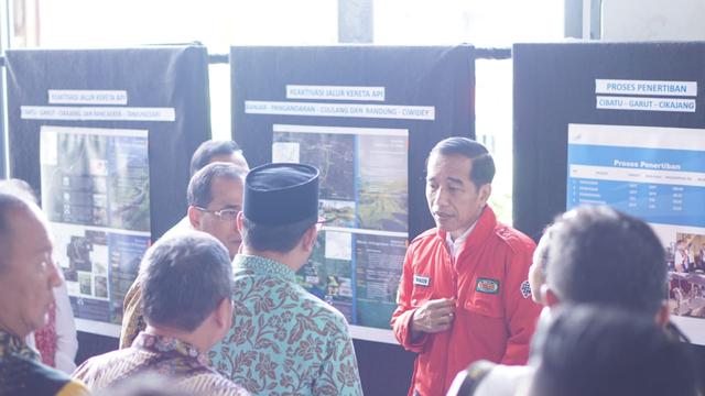 Presiden dan rombongan melakukan kunjungan ke lokasi reaktivasi jalur kereta api di Kecamatan Cibatu, Kabupaten Garut,Jawa Barat. Dok Kementerian BUMN.