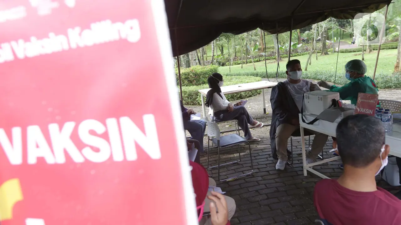 Vaksinasi COVID-19 di Taman Dadap Merah