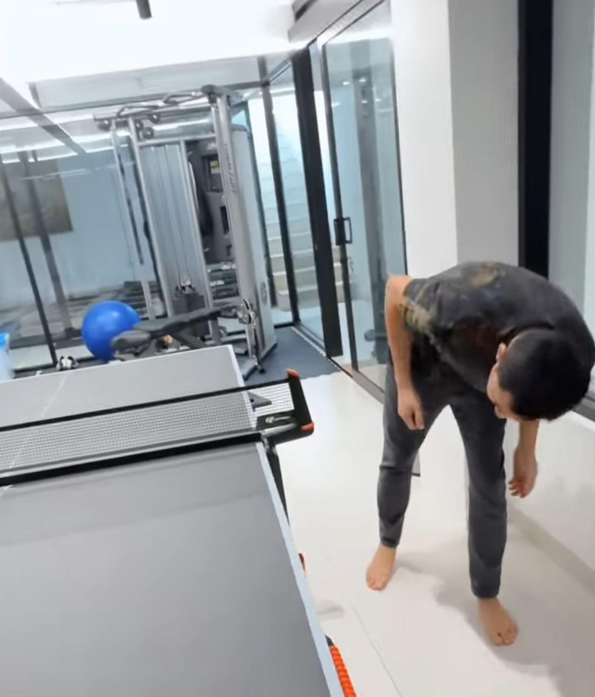 Momen Suami Ayu Dewi Sibuk Persiapkan Meja Pingpong untuk Sambut Tamu Lebaran