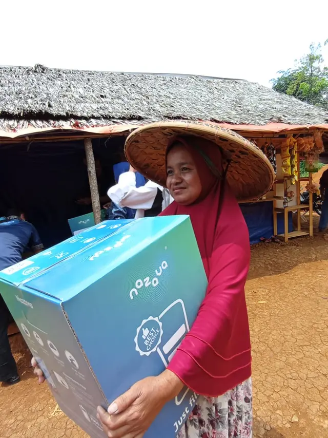 Sebanyak 135 keluarga pengungsi korban banjir bandang di Lebak, Banten yang menempati hunian sementara (huntara), mendapat bantuan fasilitas air minum.