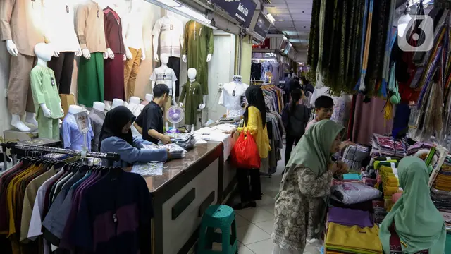 Mendekati Ramadan, Pasar Tanah Abang Kembali Ramai Pembeli