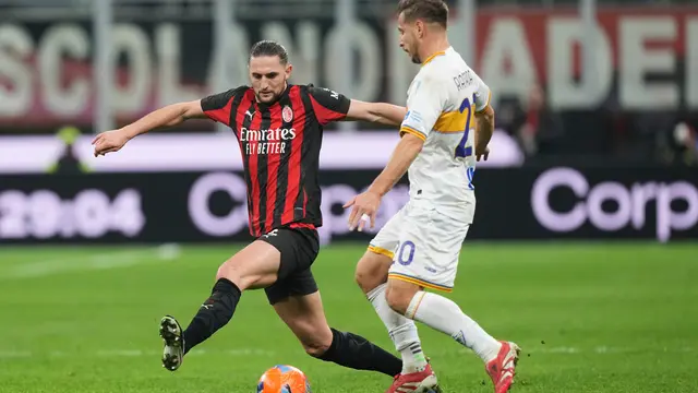 Pemain AC Milan Adrien Rabiot berebut bola dengan pemain Lecce Ylber Ramadani