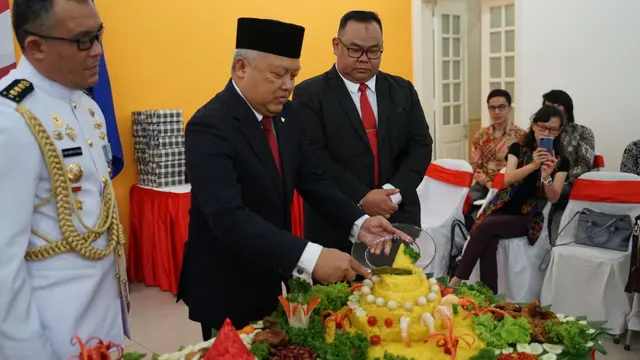 Pemotongan tumpeng dalam rangka HUT ke-74 RI di Hanoi, Vietnam (KBRI Hanoi)