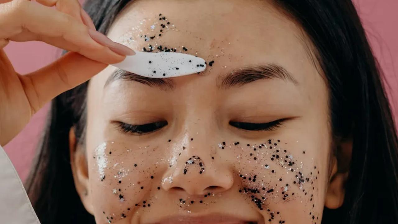 Frekuensi Eksfoliasi yang Disarankan untuk Kulit Berminyak dan Berjerawat