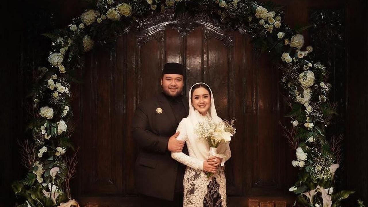 Dari unggahan foto tersebut akhirnya terungkap bahwa Didi dan Cita telah setahun menjadi pasangan suami istri.