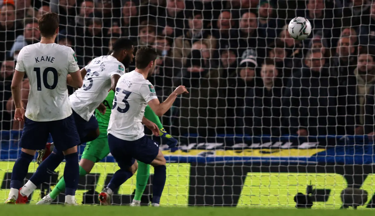 Chelsea tampil semakin agresif. Peluang demi peluang menghampiri gawang The Lilywhites, hingga akhirnya keunggulan bertambah di menit ke-34. Tanganga yang mencoba membuang bola tendangan bebas Ziyech, malah membentur Davies dan masuk ke gawangnya sendiri. (AFP/Adrian Dennis)