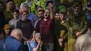 Para pelayat bereaksi selama pemakaman Hillel Yaniv (21) dan Yagel Yaniv (19) di pemakaman nasional Israel di Yerusalem, Senin, 27 Februari 2023. Kedua bersaudara Israel itu dibunuh hari Minggu di kota Hawara, Tepi Barat, oleh seorang pria bersenjata Palestina. yang melarikan diri dari tempat kejadian. (AP/Ohad Zwigenberg)