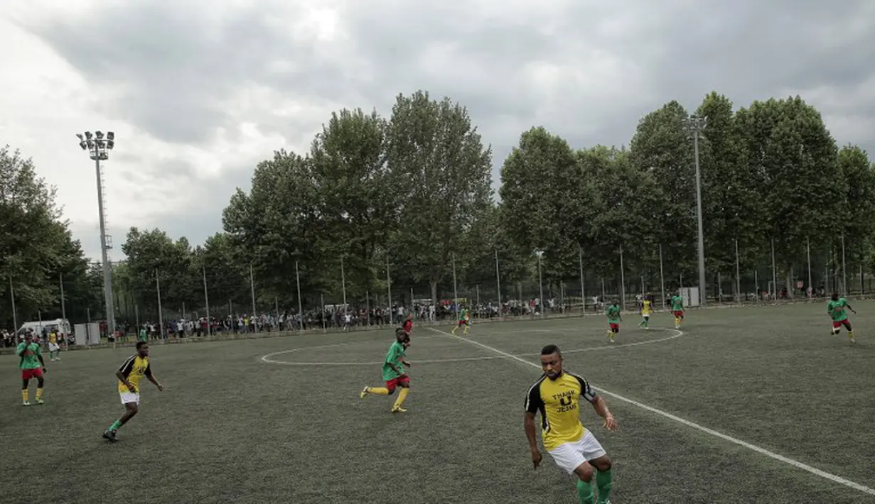 Suasana pertandingan antara Mali melawan Guinea dalam turnamen sepak bola untuk kaum migran dan orang asing bertajuk "Balon Mundial" yang dihelat 6 Juni-5 Juli 2015 di Turin, Italia. (AFP PHOTO/MARCO BERTORELLO)
