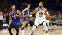 Stephen Curry dari Golden State Warriors dikawal ketat pemain Magic Jalen Suggs pada lanjutan NBA (AFP)