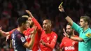 Pemain PSG, Yuri Berchiche menerima kartu kuning setelah melanggar pemain AS Monaco, Djibril Sidibe pada lanjutan Ligue 1 di Louis II stadium, Monaco, (26/11/2017). PSG menang 2-1. (AFP/Anne-Christine Poujoulat)