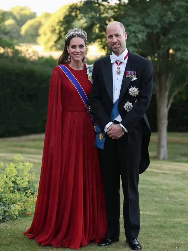 Gaya bangsawan Kate Middleton kenakan busana dari Dior dan Givenchy saat Jamu Presiden Prancis. [@princeandprincessofwales]