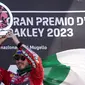 Pembalap Ducati Lenovo Team, Francesco Bagnaia, melakukan selebrasi setelah menjuarai balapan MotoGP Italia di Sirkuit Mugello, Minggu (11/06/2023). Bagnaia menjadi yang tercepat dengan catatan waktu 41 menit 16,863 detik. (AP Photo/Luca Bruno)