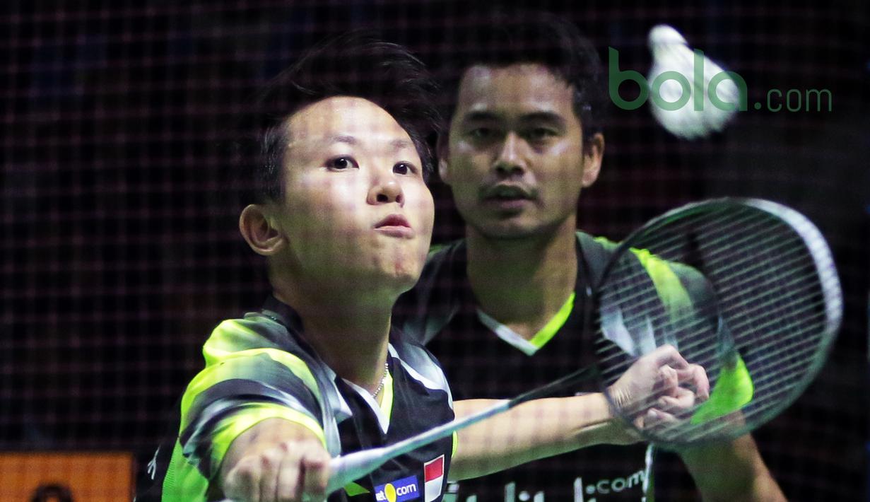 Ekspresi Liliyana Natsir saat mengembalikan kok ke arah pasangan Malaysia, Tan Kian/Lai Peng pada babak pertama Indonesia Open 2018 di Istora Senayan, Jakarta, (3/6/2018). Tontowi/Liliyana menang 21-11 21-14.  (Bola.com/Nick Hanoatubun)