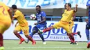 Gelandang Persib, Michael Essien (tengah) mencoba mengoper bola saat laga pembuka Piala Presiden 2018 melawan Sriwijaya FC di Stadion GBLA, Bandung, Selasa (16/1). Persib unggul 1-0. (Liputan6.com/Helmi Fithriansyah)