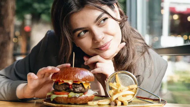 illustrasi wanita makan