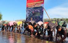 Prajurit TNI dan Warga Mimika Bersinergi dalam Penanaman Mangrove Ribuan Bibit