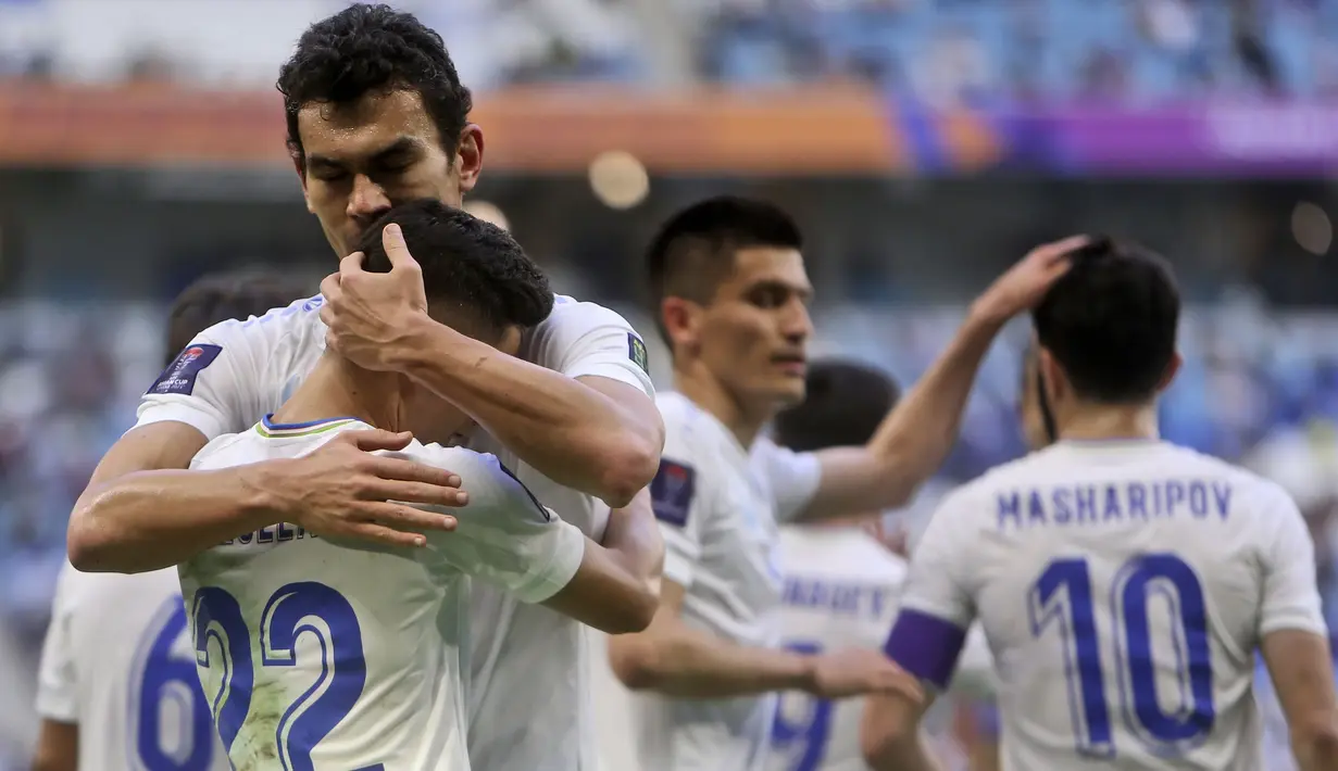Selebrasi para pemain Timnas Uzbekistan setelah mencetak gol kedua ke gawang Thailand melalui striker Abbosbek Fayzullaev pada laga babak 16 besar Piala Asia 2023 di Al Janoub Stadium, Al Wakrah, Qatar, Selasa (30/1/2024). (AP Photo/Hussein Sayed)