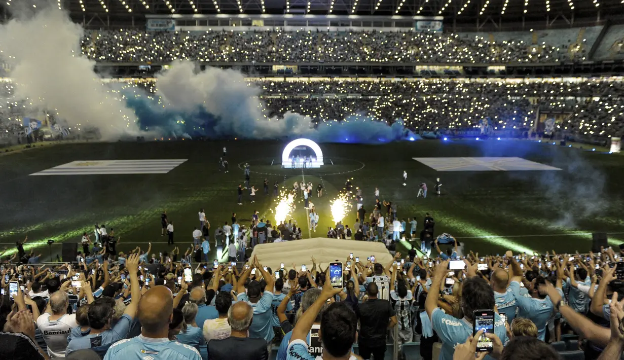 Pesepakbola Uruguay Luis Suarez diperkenalkan sebagai pemain baru Gremio dalam sesi perkenalannya kepada fans di stadion Gremio Arena, di Porto Alegre, Brasil, Rabu (4/1/2023). Striker 35 tahun itu resmi bergabung dengan Gremio dengan kontrak selama dua tahun. (AP Photo/Wesley Santos)