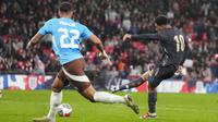 Jude Bellingham dari Inggris, kanan, mencetak gol kedua timnya dalam pertandingan sepak bola persahabatan internasional antara Inggris dan Belgia di Stadion Wembley, di London, Selasa, 26 Maret 2024. (AP Photo/Kirsty Wigglesworth)