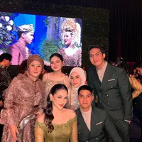 Agar tampil serasi bersama pasangan, kamu bisa tiru outfit couple ke kondangan ala artis. Intip inspirasi outfit couple ini dari El Rumi-Syifa Hadju hingga Al Ghazali-Alyssa Daguise [@diandramarsha]