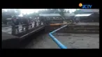 Banjir bandang yang terjadi di Kolaka, Sulawesi Utara, menelan korban. Bapak dan anak terseret banjir bersama rumah mereka.