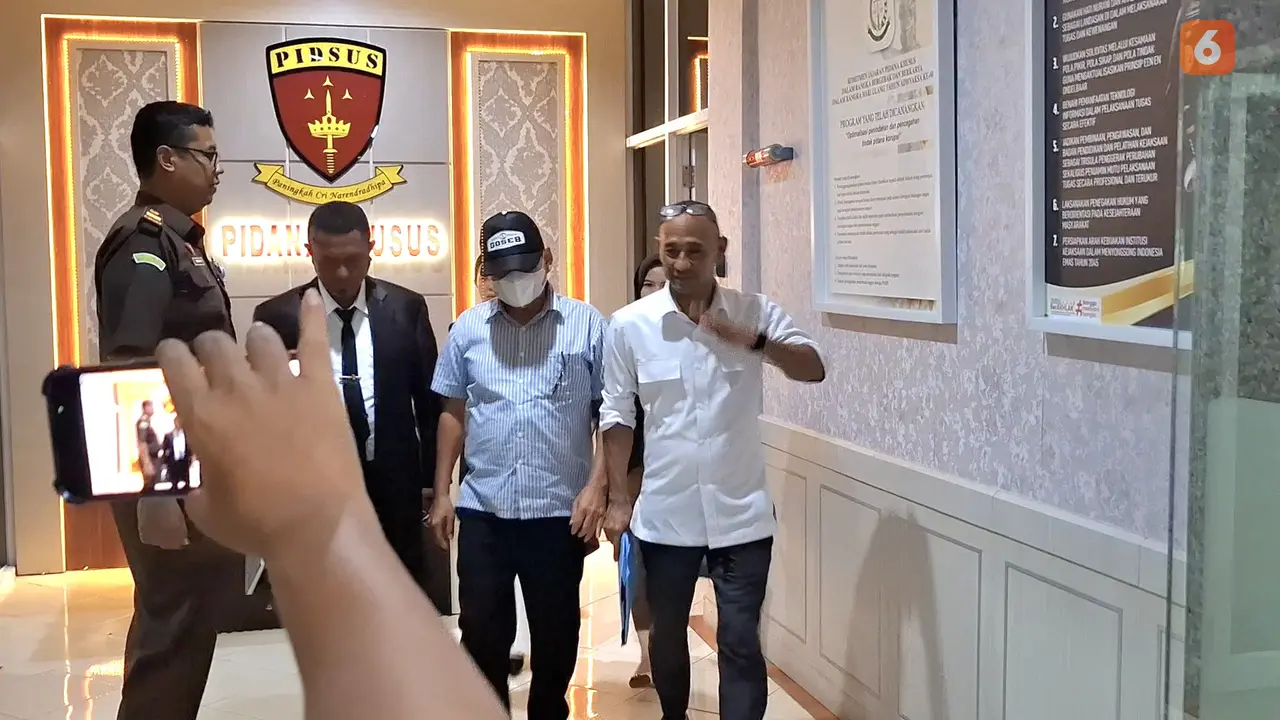 Bupati Lampung Timur, M Dawam Raharjo (memakai topi hitam) saat keluar gedung Pidsus Kejati Lampung. Foto : (Liputan6.com/Ardi).