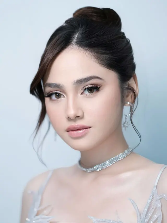 6 Gaya Artis Dipulas Soft Glam Makeup Look, Syifa Hadju hingga Azizah Salsha
