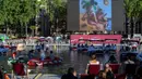 Orang-orang di atas kapal menghadiri Cinema on the Water, yang diselenggarakan Paris Plages selama pemutaran "Le Grand Bain" di Paris, Prancis pada 18 Juli 2020. Paris menghadirkan terobosan baru dengan bioskop terapung lengkap dengan perahu yang tetap menjaga jarak. (AP Photo/Rafael Yaghobzadeh)