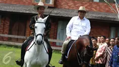 Ketua Umum Partai Gerindra Prabowo Subianto mengajak Presiden Joko Widodo (Jokowi) untuk naik kuda di kediamannya di Hambalang, Bogor, Senin (31/10). Jokowi dan Prabowo usai melakukan pertemuan tertutup selama hampir 2 jam. (Liputan6.com/Faizal Fanani)