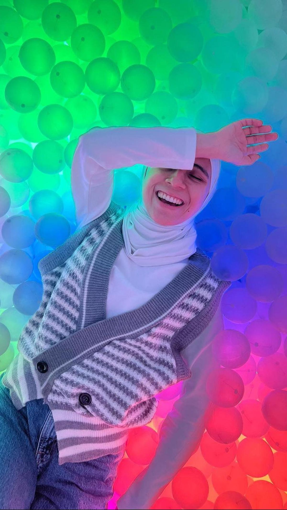 <b>Gaya Santai dengan Paduan Vest </b>
