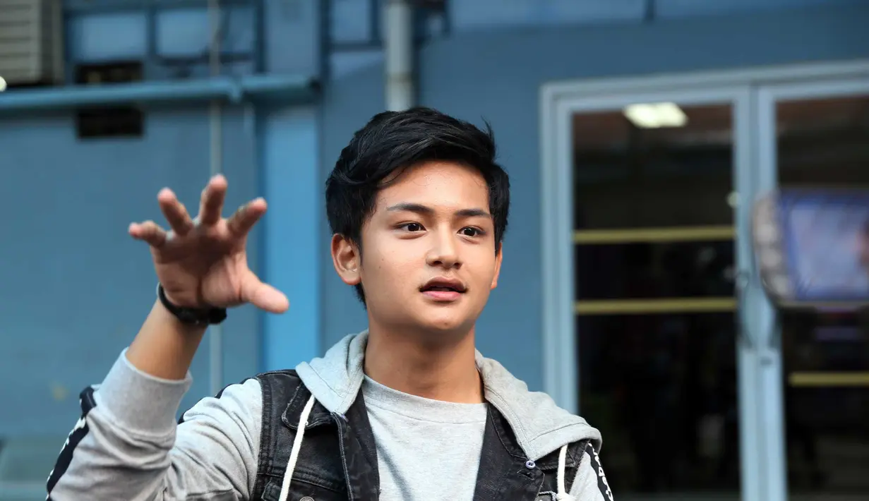 "Aku sih positif thinking. Kalau saling percaya pasti akan baik-baik. Jangan curigaan biar dianya hangat biar dianya nggak kaku gitu," ujar Randy Martin di kawasan Kapten Tendean, Jakarta Selatan, Senin (16/10/2017). (Nurwahyunan/Bintang.com)